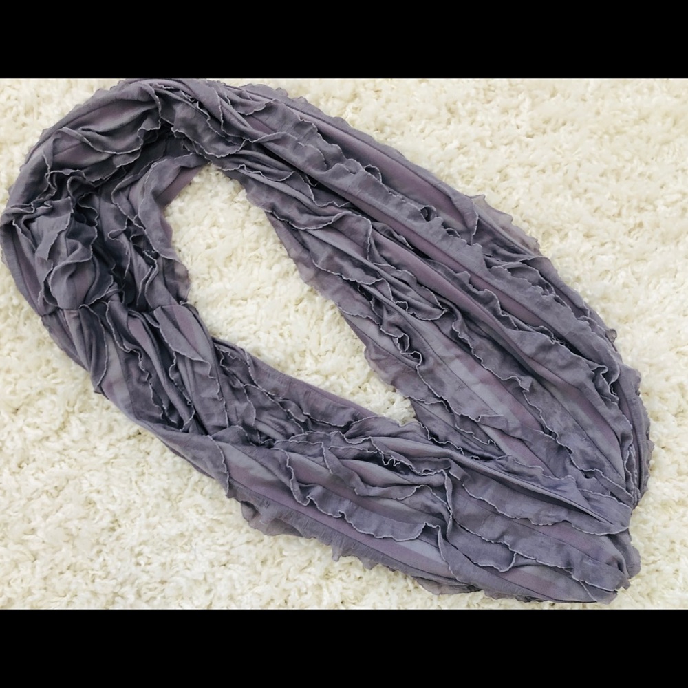 NWOT Set of 2 Ruffled Infinity Scarves - Picture 4 of 4